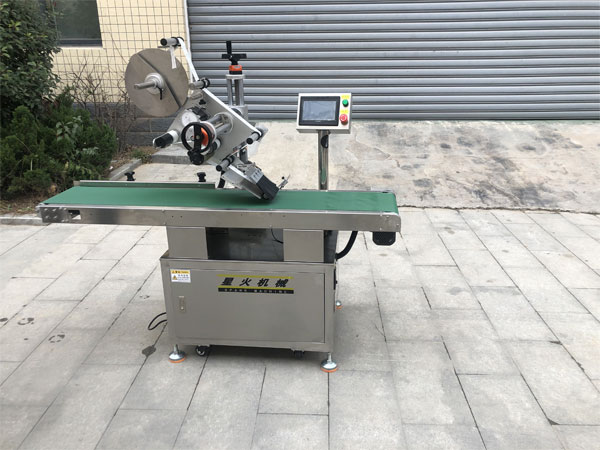 平面貼標機-全自動雙側(cè)平面貼標機設備實拍圖