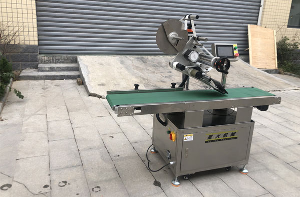 多功能平面貼標機實拍圖